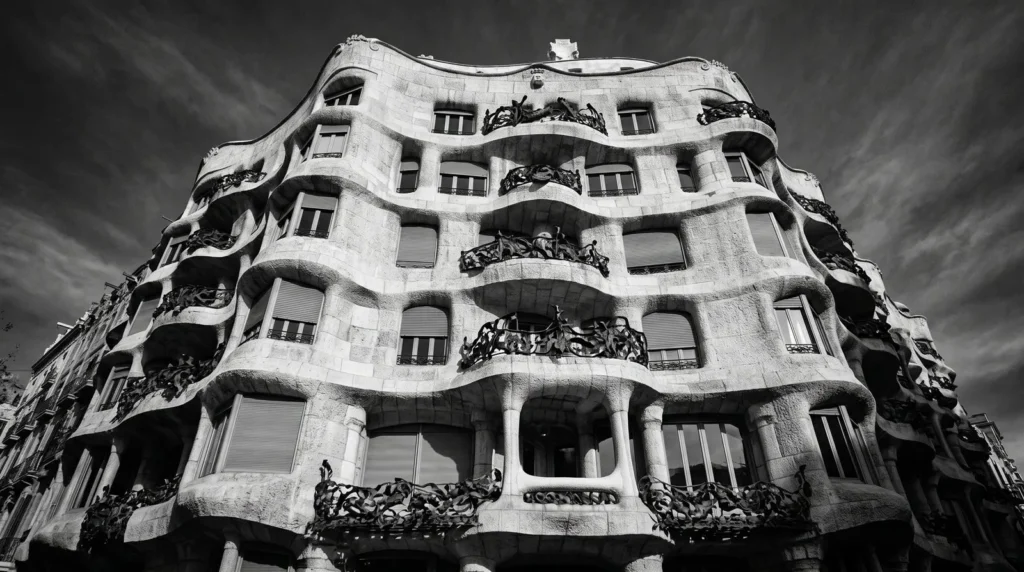 Fachada ondulada de pedra calcária da Casa Milà, de Antoni Gaudí, no Passeig de Gràcia, em Barcelona