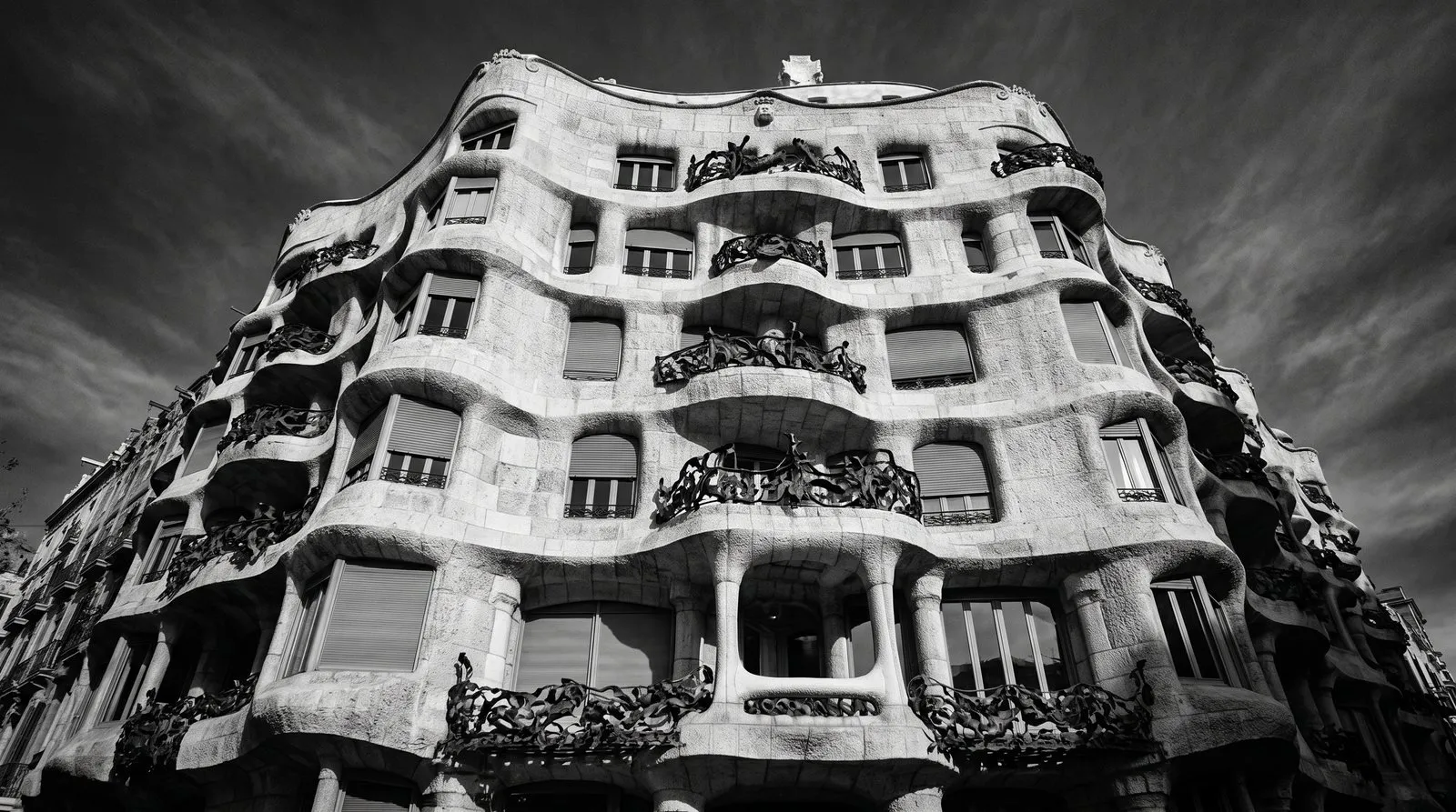Fachada ondulada de pedra calcária da Casa Milà, de Antoni Gaudí, no Passeig de Gràcia, em Barcelona