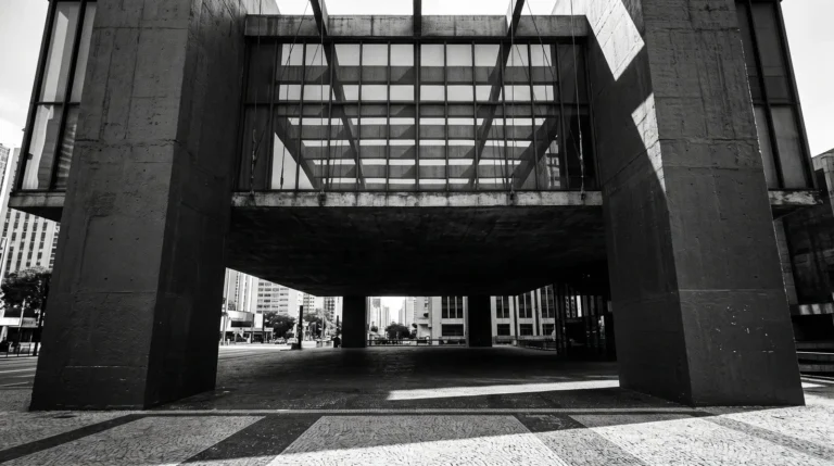 Vão livre de 74 metros do MASP visto da praça, com os pórticos de concreto de Lina Bo Bardi na Avenida Paulista