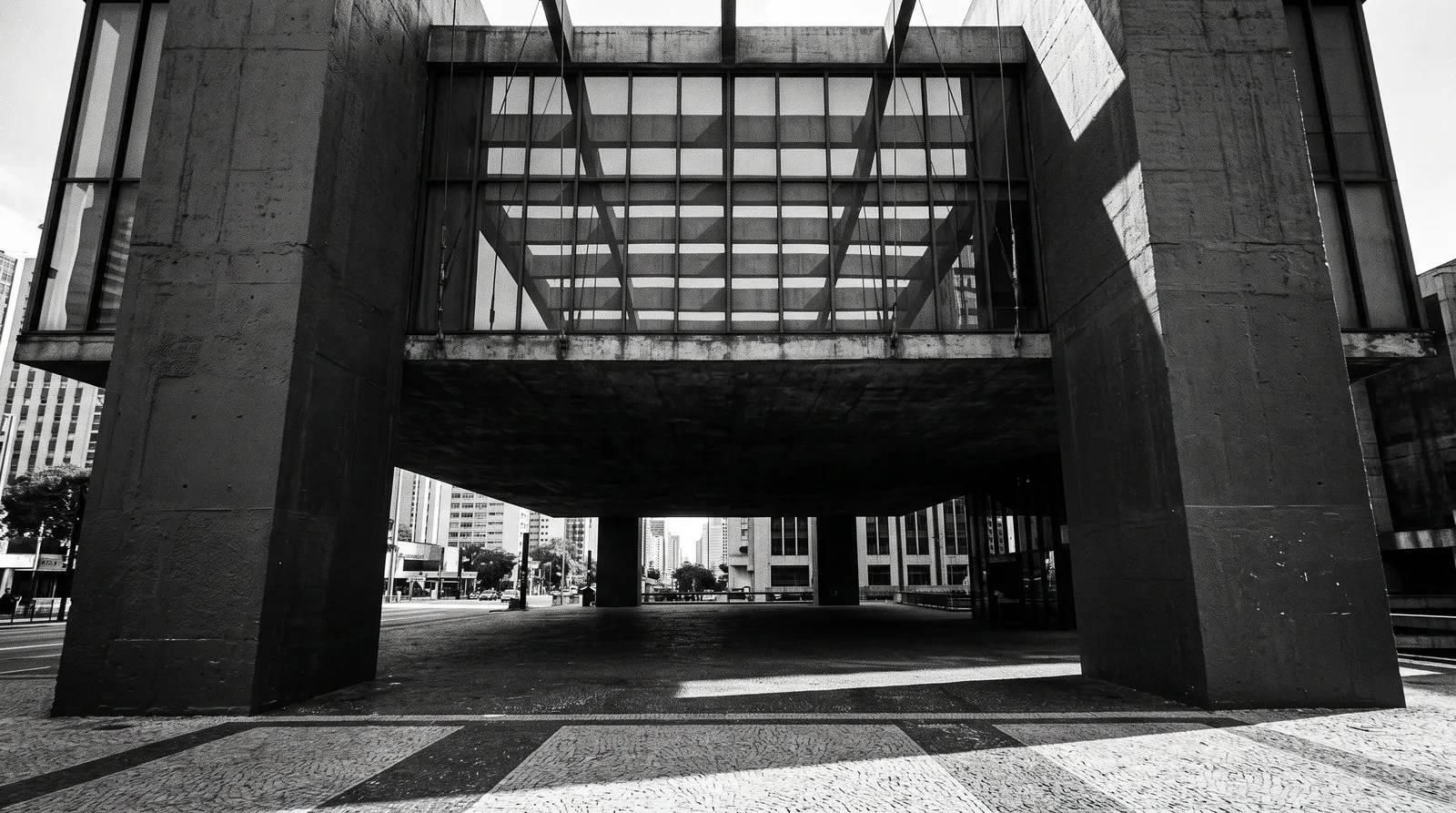 Vão livre de 74 metros do MASP visto da praça, com os pórticos de concreto de Lina Bo Bardi na Avenida Paulista